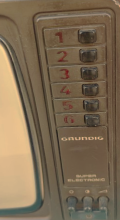 1979 GRUNDIG TRİUMPH 1221 GERMANY KIREM RENK KASA SİYAH BEYAZ 6 KANAL UHF VHF 220 VE 12 VOLT İLE CALIŞIR 31 EKRAN