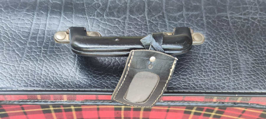 1960 KIRMIZI SİYAH TONLARDA EKOSE DESENLİ YANLAR SUNI  DERİ ONDEN ACILMA FERMUARLI ORTA BOY SEYEHAT BAVULU 