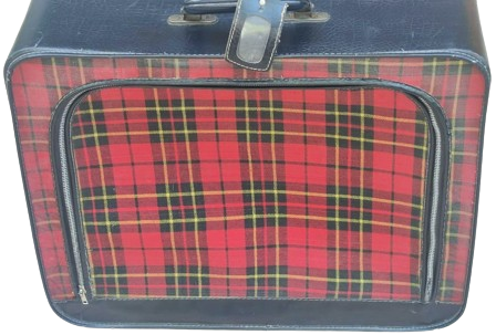 1960 KIRMIZI SİYAH TONLARDA EKOSE DESENLİ YANLAR SUNI  DERİ ONDEN ACILMA FERMUARLI ORTA BOY SEYEHAT BAVULU 