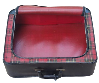 1960 KIRMIZI SİYAH TONLARDA EKOSE DESENLİ YANLAR SUNI  DERİ ONDEN ACILMA FERMUARLI ORTA BOY SEYEHAT BAVULU 