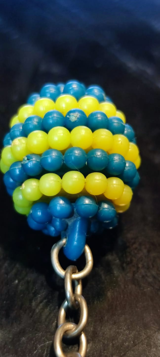 1970 FENERBAHCE RENKLERİNDE SARI LACİVERT HAREKETLI BONCUKLARDAN YAPILMIŞ TOP  ANAHTARLIK