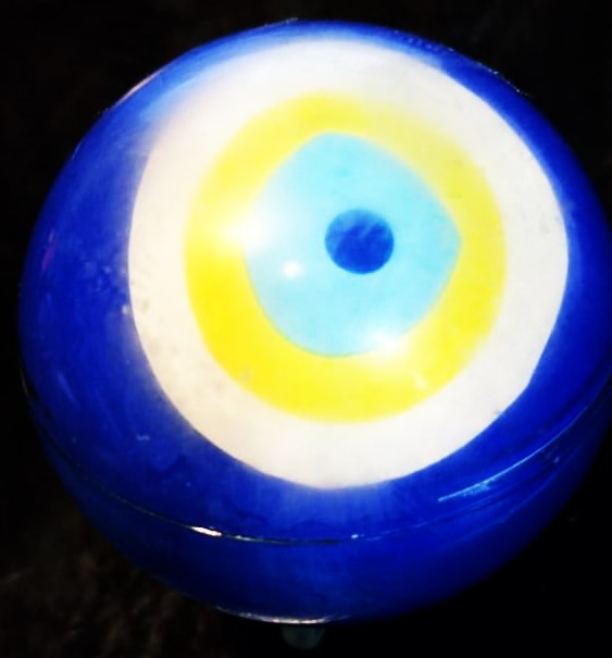 SU DOLU TOP İÇERSİNDE DÖNEN GÖZ NAZARLIK ANAHTARLIK NE TARAFA CEVRİLİRSE GÖZ HEP YUKARI BAKMAKTADIR