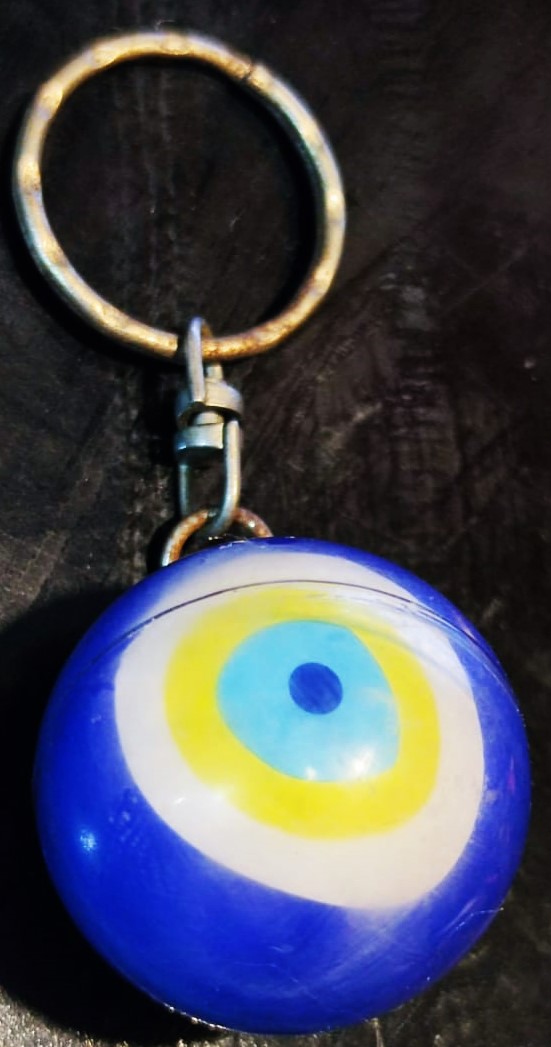 SU DOLU TOP İÇERSİNDE DÖNEN GÖZ NAZARLIK ANAHTARLIK NE TARAFA CEVRİLİRSE GÖZ HEP YUKARI BAKMAKTADIR