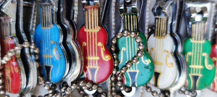 1970 DOUBLE ARROW BRAND NAİL  CLIPPER KUTUSUNDA BİR DÜZİNE KEMAN FORMUNDA RENK RENK KROM KAPLAMA TÖRPULU TIRNAK MAKASI