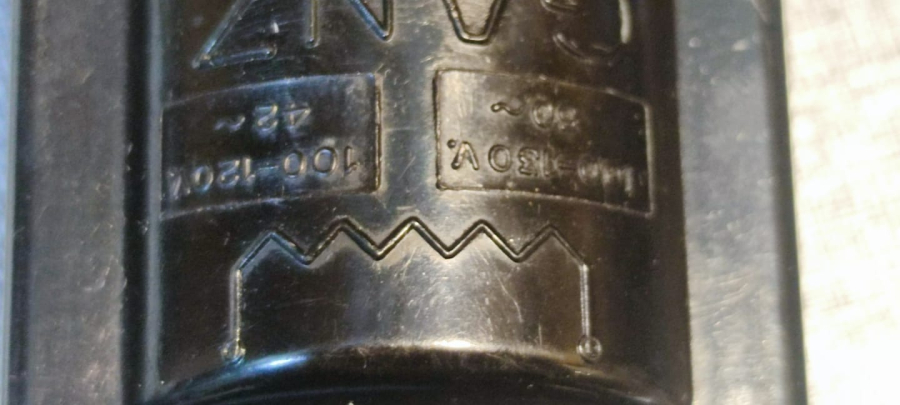 1940 SİYAH BAKALİT GANZ ZİL TRAFOSU BAKALİT  100 130 VOLT 50 HERTZ 100 120  VOLT 42 HERTZ GİRİŞLİ CIKIS 3  5  8  AC VOLT