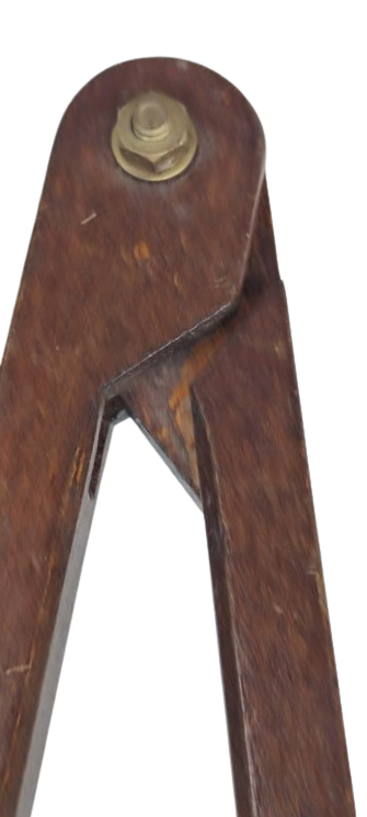 1950 EL YAPIM PİRİNC VİDALI UCLARI SİVRİ BUYUK AHŞAP ACILIP KAPANAN BOY KARA TAHTAYA GEOMETRİK ŞEKİLLER CİZİMİNDE  KULLANILAN PERGEL