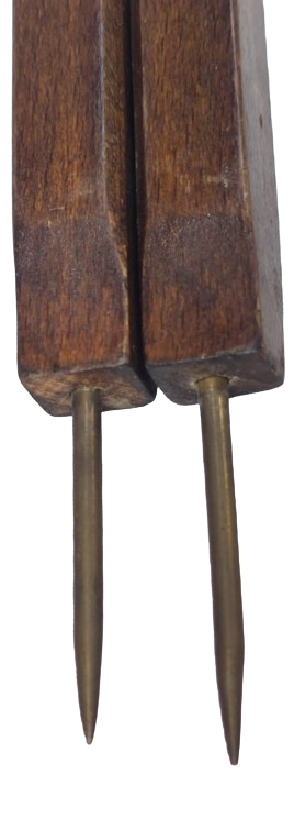 1950 EL YAPIM PİRİNC VİDALI UCLARI SİVRİ BUYUK AHŞAP ACILIP KAPANAN BOY KARA TAHTAYA GEOMETRİK ŞEKİLLER CİZİMİNDE  KULLANILAN PERGEL