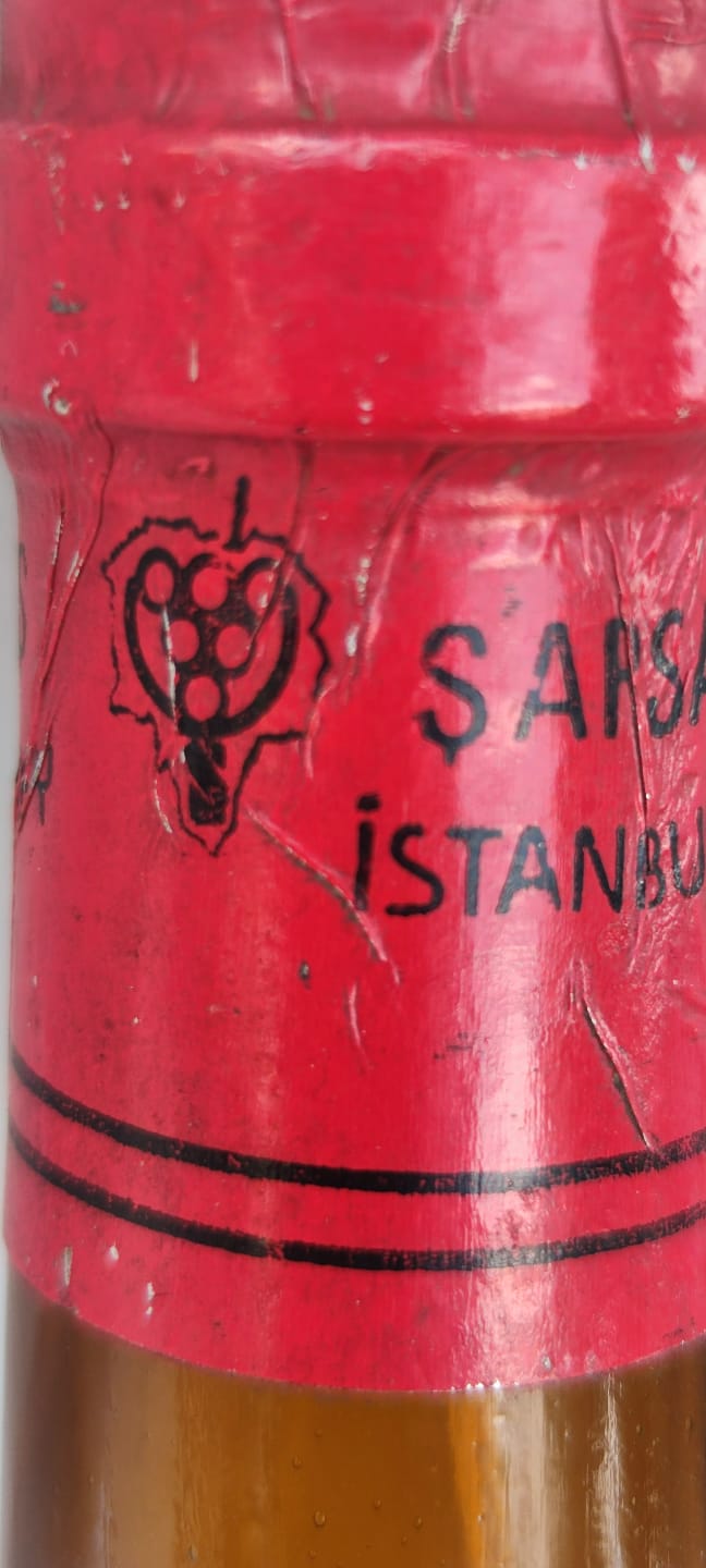 1960 DOLU 35 LİK MANTAR TIPALI KAPAGI ACILMAMIŞ ŞARSAN AŞ ŞEMPANZE ŞARAP ŞİŞE ÜZERİNE SARILMIŞ KABARTMA ŞEMPANZE