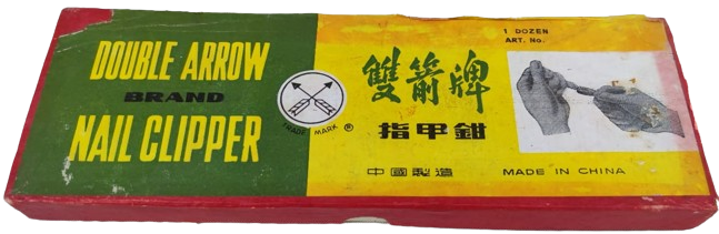 1970 DOUBLE ARROW BRAND NAİL CLIPPER KUTUSUNDA BİR DÜZİNE KEMAN FORMUNDA RENK RENK KROM KAPLAMA TÖRPULU TIRNAK MAKASI