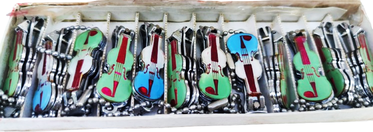 1970 DOUBLE ARROW BRAND NAİL CLIPPER KUTUSUNDA BİR DÜZİNE KEMAN FORMUNDA RENK RENK KROM KAPLAMA TÖRPULU TIRNAK MAKASI