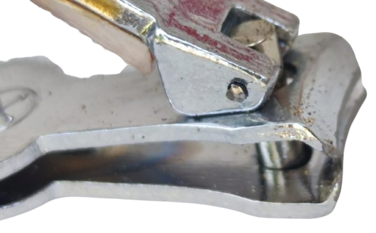 1970 DOUBLE ARROW BRAND NAİL CLIPPER KUTUSUNDA BİR DÜZİNE KEMAN FORMUNDA RENK RENK KROM KAPLAMA TÖRPULU TIRNAK MAKASI