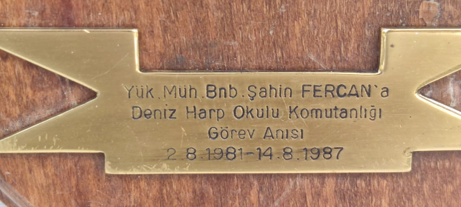 1981 T.C.B. DENİZ HARP OKULU  KOMUTANA VERİLEN GÖREV ANISIN AHSAP UZERİNE YAZI PİRİNC EL BOYAMA SİLT