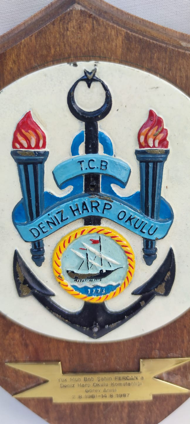1981 T.C.B. DENİZ HARP OKULU  KOMUTANA VERİLEN GÖREV ANISIN AHSAP UZERİNE YAZI PİRİNC EL BOYAMA SİLT