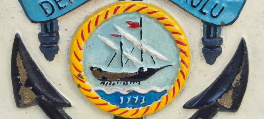 1981 T.C.B. DENİZ HARP OKULU  KOMUTANA VERİLEN GÖREV ANISIN AHSAP UZERİNE YAZI PİRİNC EL BOYAMA SİLT