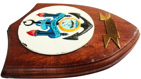 1981 T.C.B. DENİZ HARP OKULU  KOMUTANA VERİLEN GÖREV ANISIN AHSAP UZERİNE YAZI PİRİNC EL BOYAMA SİLT