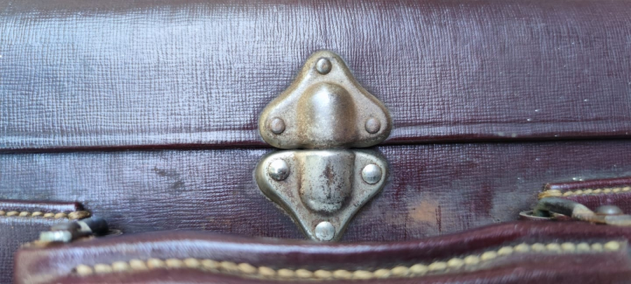 1950 BORDO CİFT KEMERLİ KAHVERENGİ DERİ BAVUL MADE IN GERMANY İCİ ASTARLI KENARLAR EL DİKİS