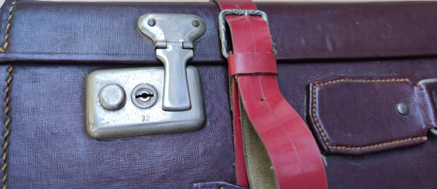 1950 BORDO CİFT KEMERLİ KAHVERENGİ DERİ BAVUL MADE IN GERMANY İCİ ASTARLI KENARLAR EL DİKİS