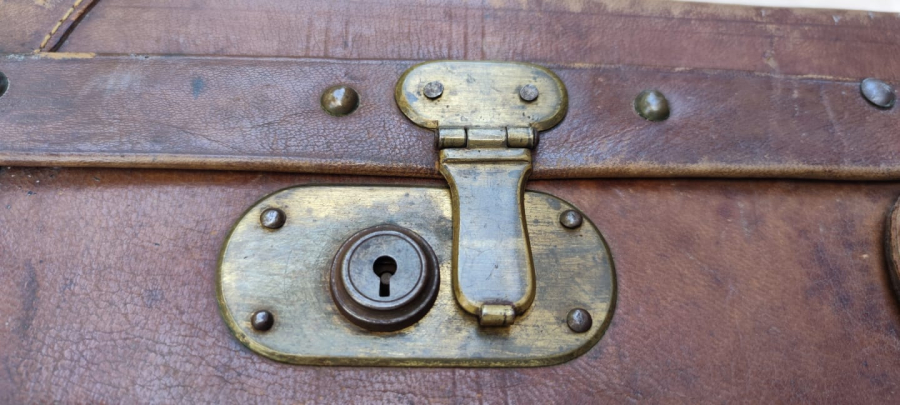 OSMANLI TAMAMI YARMA DERİ  SARI KİLİT SİSTEMLİ EL DİKİŞ VE YAPIM KOSELERİ PARCA TAKVİYELİ ORTO BOY BAVUL