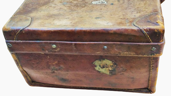 OSMANLI TAMAMI YARMA DERİ  SARI KİLİT SİSTEMLİ EL DİKİŞ VE YAPIM KOSELERİ PARCA TAKVİYELİ ORTO BOY BAVUL