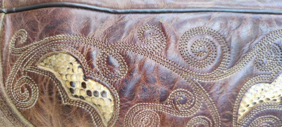 SENDRA USA ÖZEL TASARIM COWBOY WESTERN BOOTS KAHVERENGİ KOVBOY CİZMESİ TİMSAH DERİSİ EL DİKİM  TABAN KISMI YARMA KOSELE YUMURTA TOPUK 42 NUMARA 