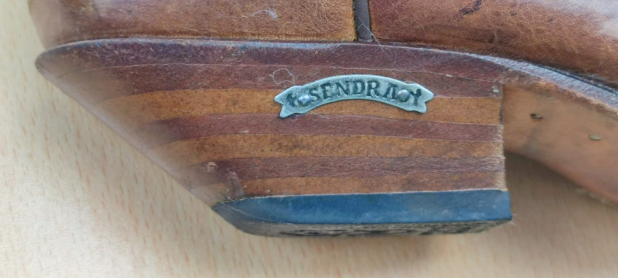 SENDRA USA ÖZEL TASARIM COWBOY WESTERN BOOTS KAHVERENGİ KOVBOY CİZMESİ TİMSAH DERİSİ EL DİKİM  TABAN KISMI YARMA KOSELE YUMURTA TOPUK 42 NUMARA 