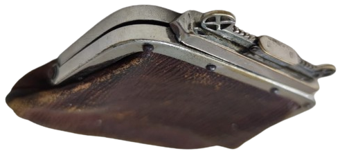 OSMANLI DISI KAHVERENGİ FİTİLLİ DERİ MEKANİK META SİSTEMLİ AGIZ ACMA KISIMLI İCERSİNDE BİR CITLI GOZU DAHA BULUNAN