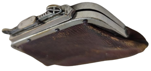 OSMANLI DISI KAHVERENGİ FİTİLLİ DERİ MEKANİK META SİSTEMLİ AGIZ ACMA KISIMLI İCERSİNDE BİR CITLI GOZU DAHA BULUNAN