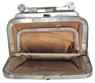 OSMANLI DISI KAHVERENGİ FİTİLLİ DERİ MEKANİK META SİSTEMLİ AGIZ ACMA KISIMLI İCERSİNDE BİR CITLI GOZU DAHA BULUNAN