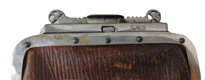 OSMANLI DISI KAHVERENGİ FİTİLLİ DERİ MEKANİK META SİSTEMLİ AGIZ ACMA KISIMLI İCERSİNDE BİR CITLI GOZU DAHA BULUNAN