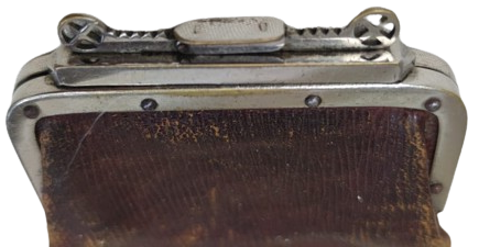 OSMANLI DISI KAHVERENGİ FİTİLLİ DERİ MEKANİK META SİSTEMLİ AGIZ ACMA KISIMLI İCERSİNDE BİR CITLI GOZU DAHA BULUNAN