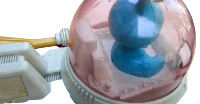 UZAY ARACI İÇERSİNDE KULLANAN KOZMONOTU FANUSLU HAREKETLİ SURTMELİ OYUNCAK SSCB SOVYET ÜRETİMİ