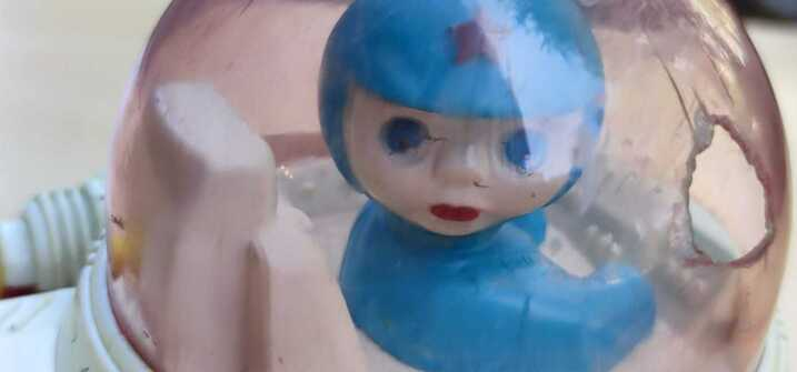 UZAY ARACI İÇERSİNDE KULLANAN KOZMONOTU FANUSLU HAREKETLİ SURTMELİ OYUNCAK SSCB SOVYET ÜRETİMİ