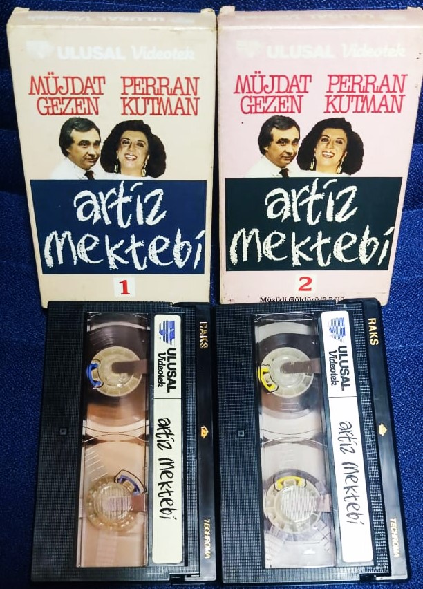 ARTİZ MEKTEBİ TİYATRO OYUNU CASEDİ CİFT KASET BETEMAX BAS ROLLERDE MUJDAT GEZEN PERRAN KUTMAN YARDIMCI OYUNCULAR SAVAS DİNCEL MEHMET ALİ ERBİL CİGDEM TUNC