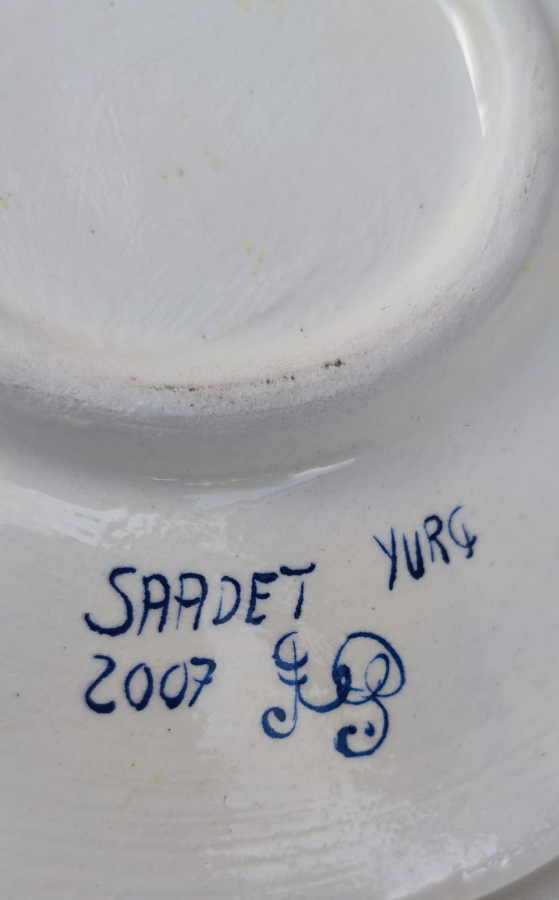 İZNİK BLEU BLANC  KAPAKLI TABAKLI TAMAMI SANATCI İMZALI EL İŞCİLİKLİ MAVİ BEYAZ SURAHİ COK İNCE İSCİLİK CALISMASI