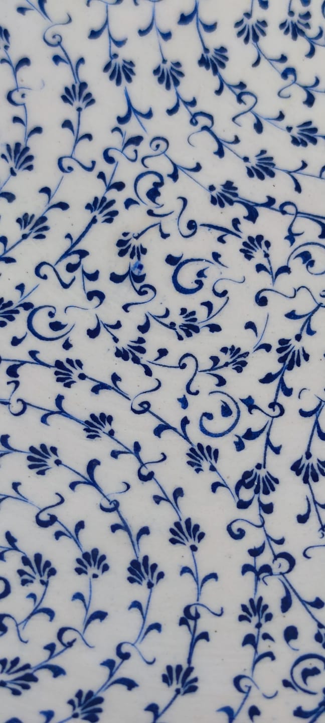 İZNİK BLEU BLANC  KAPAKLI TABAKLI TAMAMI SANATCI İMZALI EL İŞCİLİKLİ MAVİ BEYAZ SURAHİ COK İNCE İSCİLİK CALISMASI