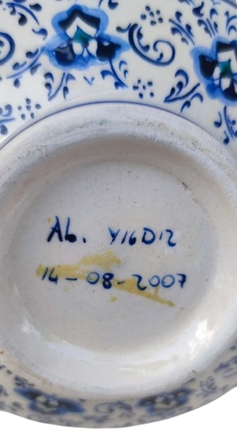 İZNİK BLEU BLANC  KAPAKLI TABAKLI TAMAMI SANATCI İMZALI EL İŞCİLİKLİ MAVİ BEYAZ SURAHİ COK İNCE İSCİLİK CALISMASI