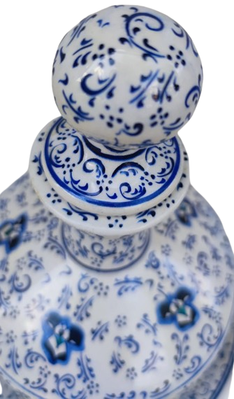 İZNİK BLEU BLANC  KAPAKLI TABAKLI TAMAMI SANATCI İMZALI EL İŞCİLİKLİ MAVİ BEYAZ SURAHİ COK İNCE İSCİLİK CALISMASI