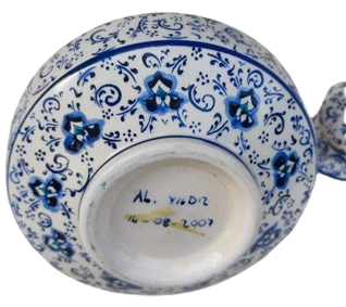 İZNİK BLEU BLANC  KAPAKLI TABAKLI TAMAMI SANATCI İMZALI EL İŞCİLİKLİ MAVİ BEYAZ SURAHİ COK İNCE İSCİLİK CALISMASI