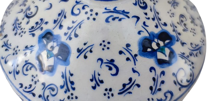 İZNİK BLEU BLANC  KAPAKLI TABAKLI TAMAMI SANATCI İMZALI EL İŞCİLİKLİ MAVİ BEYAZ SURAHİ COK İNCE İSCİLİK CALISMASI