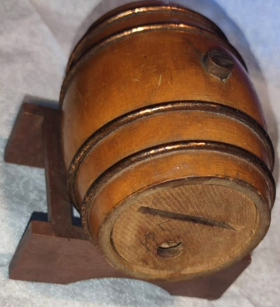 1950 AVRUPA AHSAP FICI KUMBARA METAL DÖRT CEMBERLİ ALT KAIDELİ BOZUK VE KAGIT PARA ATMA YERLERİ METAL KİLİT SİSTEMLİ