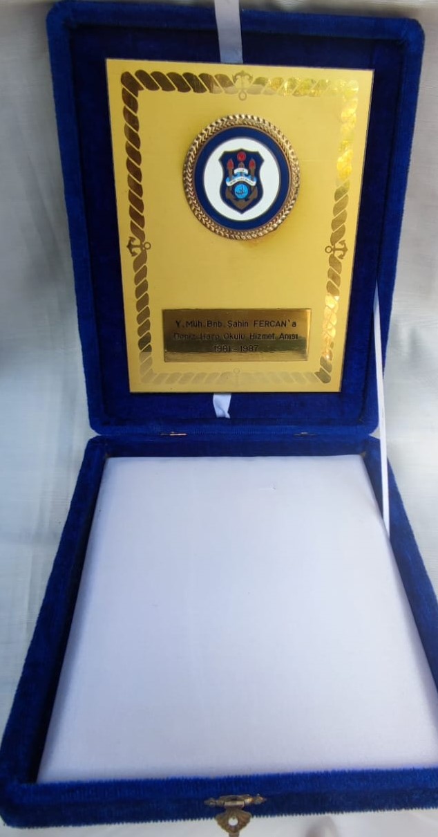 T.C.B DENİZ HARP OKULU  YUK. MUH  BİNBASI ŞAHİN FERCAN NA VERİLEN 1981 1987 HİZMET ANI ŞİLT