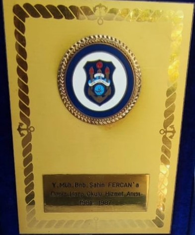 T.C.B DENİZ HARP OKULU  YUK. MUH  BİNBASI ŞAHİN FERCAN NA VERİLEN 1981 1987 HİZMET ANI ŞİLT