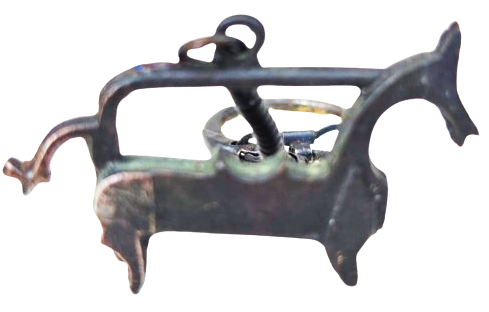 ISLAMIC BRONZE LOCK DEPICTING A HORSE AT TASARIMLI İSLAMİ BRONZ KİLİT ŞEKLİNDE ANAHTARLIK