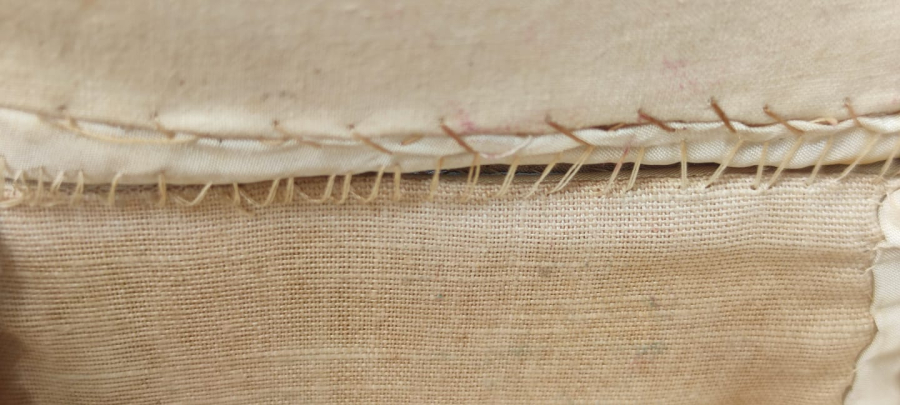 ORTODOKS HRISTIYANLARIN ANI TABUTU ÖLEN KİŞİYİ HATIRLAMAK İCİN ONDAN KALAN HATIRALARIN SAKLANDIGI EL DİKİM KUMAS TABUT