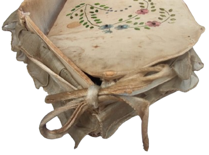 ORTODOKS HRISTIYANLARIN ANI TABUTU ÖLEN KİŞİYİ HATIRLAMAK İCİN ONDAN KALAN HATIRALARIN SAKLANDIGI EL DİKİM KUMAS TABUT