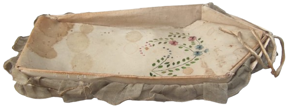 ORTODOKS HRISTIYANLARIN ANI TABUTU ÖLEN KİŞİYİ HATIRLAMAK İCİN ONDAN KALAN HATIRALARIN SAKLANDIGI EL DİKİM KUMAS TABUT