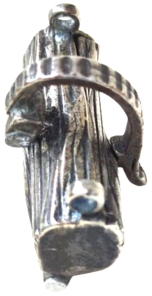 UFAK BİR KOL İLE KİTLENEN KAPANAN KAPAKLI GÜMÜŞ KAPLAMA KOLYE UCU CİFT ZİNCİR GECİSLİ GÜL DALI DESENLİ İCERSİNE BİŞEY LER KOYULABİLİNİR 