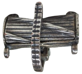 UFAK BİR KOL İLE KİTLENEN KAPANAN KAPAKLI GÜMÜŞ KAPLAMA KOLYE UCU CİFT ZİNCİR GECİSLİ GÜL DALI DESENLİ İCERSİNE BİŞEY LER KOYULABİLİNİR 