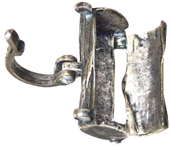 UFAK BİR KOL İLE KİTLENEN KAPANAN KAPAKLI GÜMÜŞ KAPLAMA KOLYE UCU CİFT ZİNCİR GECİSLİ GÜL DALI DESENLİ İCERSİNE BİŞEY LER KOYULABİLİNİR 