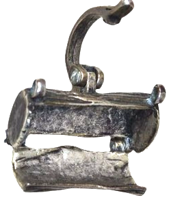 UFAK BİR KOL İLE KİTLENEN KAPANAN KAPAKLI GÜMÜŞ KAPLAMA KOLYE UCU CİFT ZİNCİR GECİSLİ GÜL DALI DESENLİ İCERSİNE BİŞEY LER KOYULABİLİNİR 